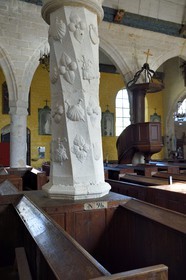 France, Seine-Maritime (76), Côte d'Albatre, Pays de Caux, Veules-les-Roses, labellisé Les Plus Beaux Villages de France, église Saint-Martin, pilier en spirale en grès sculpté avec fleurs et coquilles Saint-Jacques