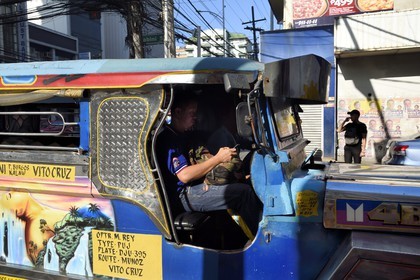 Philippines, Ile de Luzon, Manille, quartier Ermita,  jeepney (jeep allongée pour le transport de passagers)