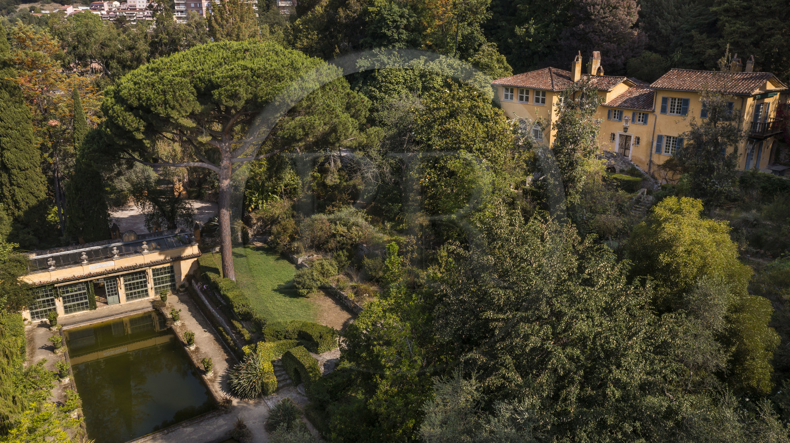 France, Alpes-Maritimes (06), Menton, le jardin Serre de la Madone, le jardin d'eau et la serre dominés par la villa du major Lawrence Johnston (vue aérienne) France, Alpes-Maritimes, Menton, the garden Serre de la Madone, the water garden and greenhouse overlooked by Major Lawrence Johnston's villa (aerial view) France, Alpes-Maritimes (06), Menton, le jardin Serre de la Madone, le jardin d'eau et la serre dominés par la villa du major Lawrence Johnston (vue aérienne) France, Alpes-Maritimes, Menton, the garden Serre de la Madone, the water garden and greenhouse overlooked by Major Lawrence Johnston's villa (aerial view)