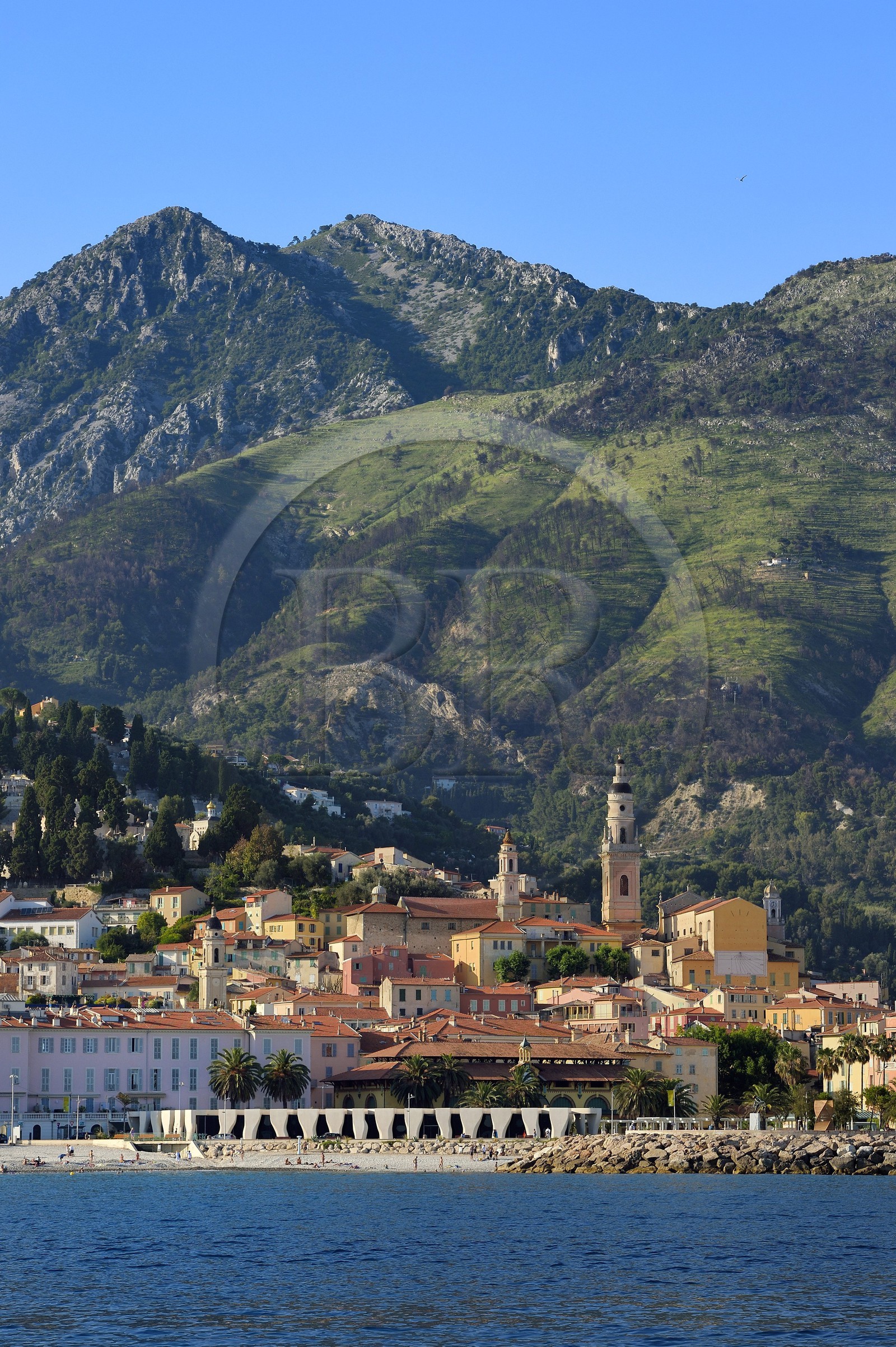 France, Alpes-Maritimes (06), Menton, la vieille ville dominée par la Basilique Saint Michel, le musée Jean Cocteau construit en 2008 par l'architecte Rudy Ricciotti au premier plan