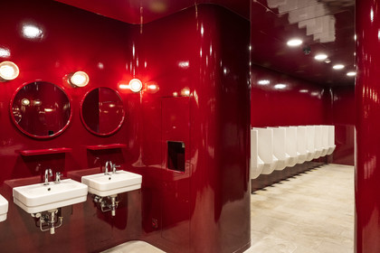 Suisse, Bâle, la salle de concert Stadtcasino Basel restructuré par les architectes Herzog et de Meuron, les toilettes pour hommes