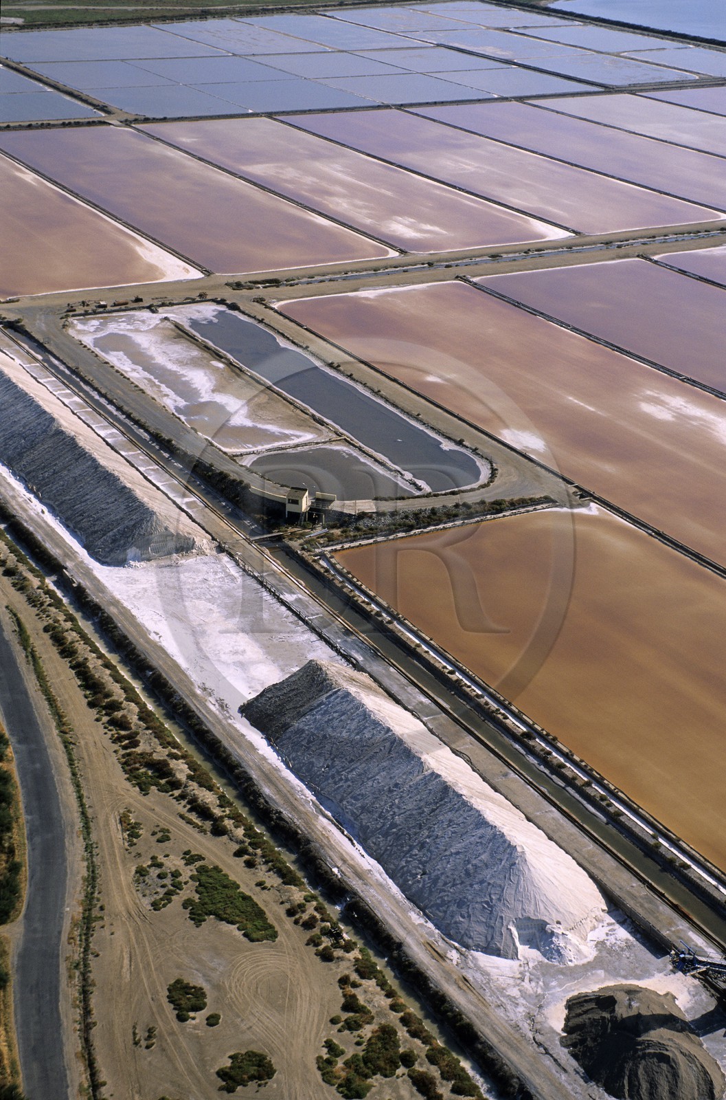 France, Aude (11), les marais salants des salins de Gruissan (vue aérienne)