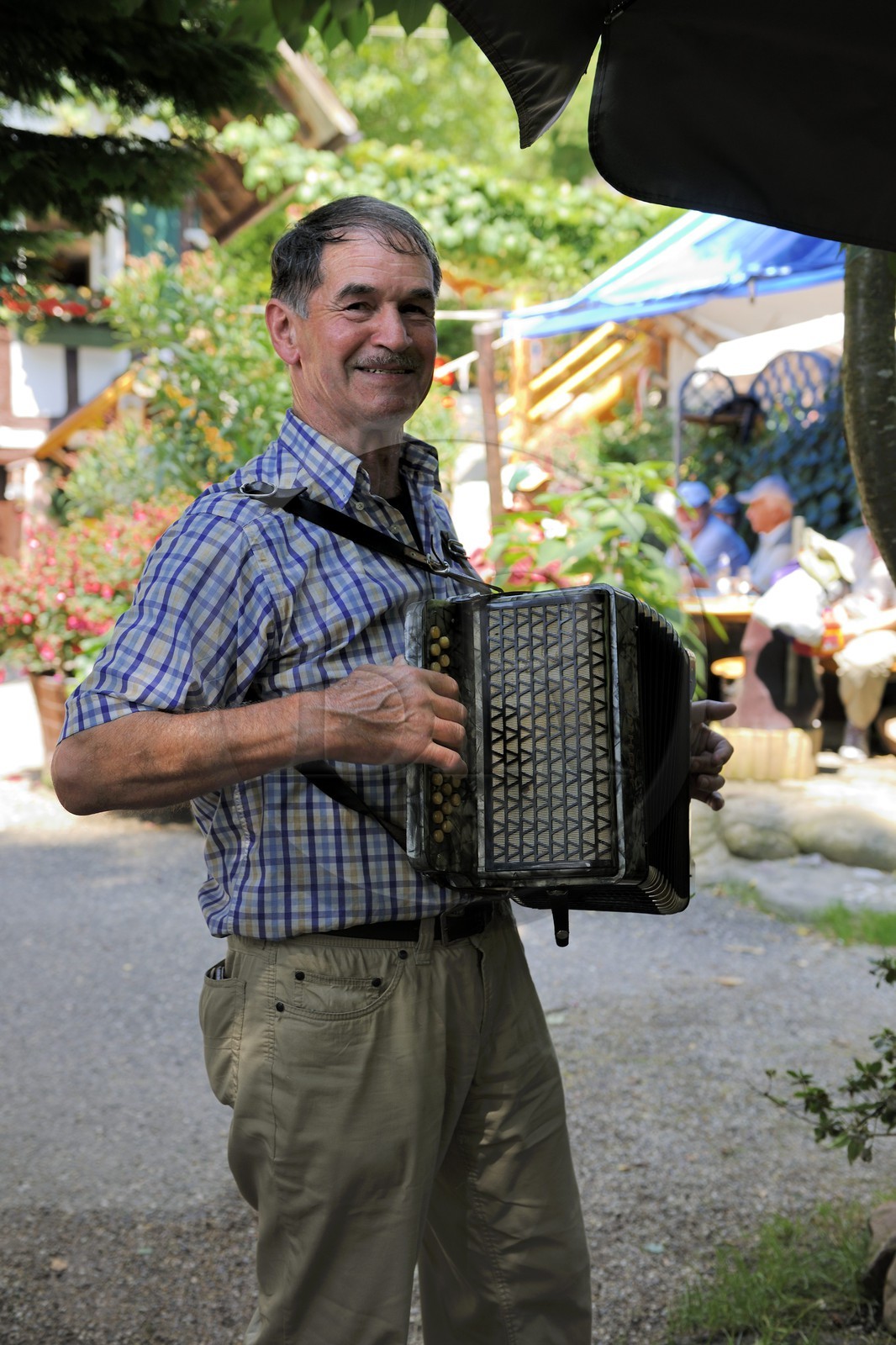 Allemagne, Forêt Noire, Schwartzwald, Bade-Würtemberg, région d'Ottenhöffen, auberge de la Benz-Mühle, un accordéoniste joue et chante des Lieder de la région