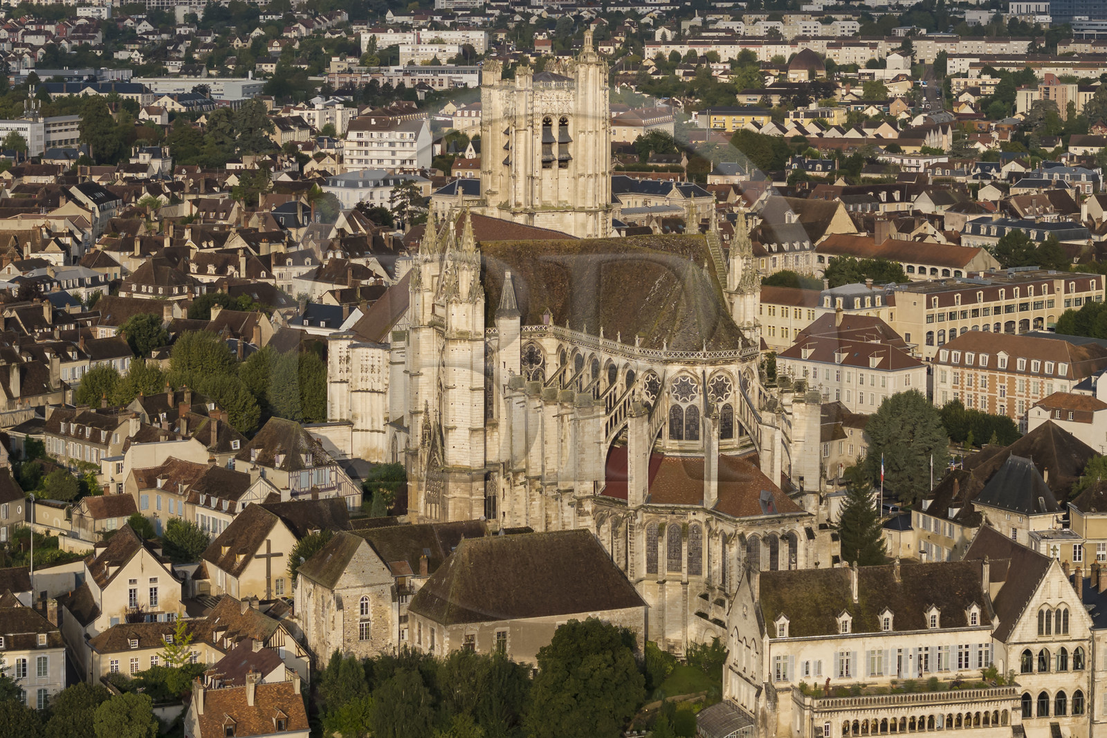 France, Yonne (89), Auxerre, la cathédrale Saint-Etienne (vue aérienne)