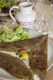 France, Finistère (29), Mer d'Iroise, Ile d'Ouessant, Lampaul, creperie Chez Carole