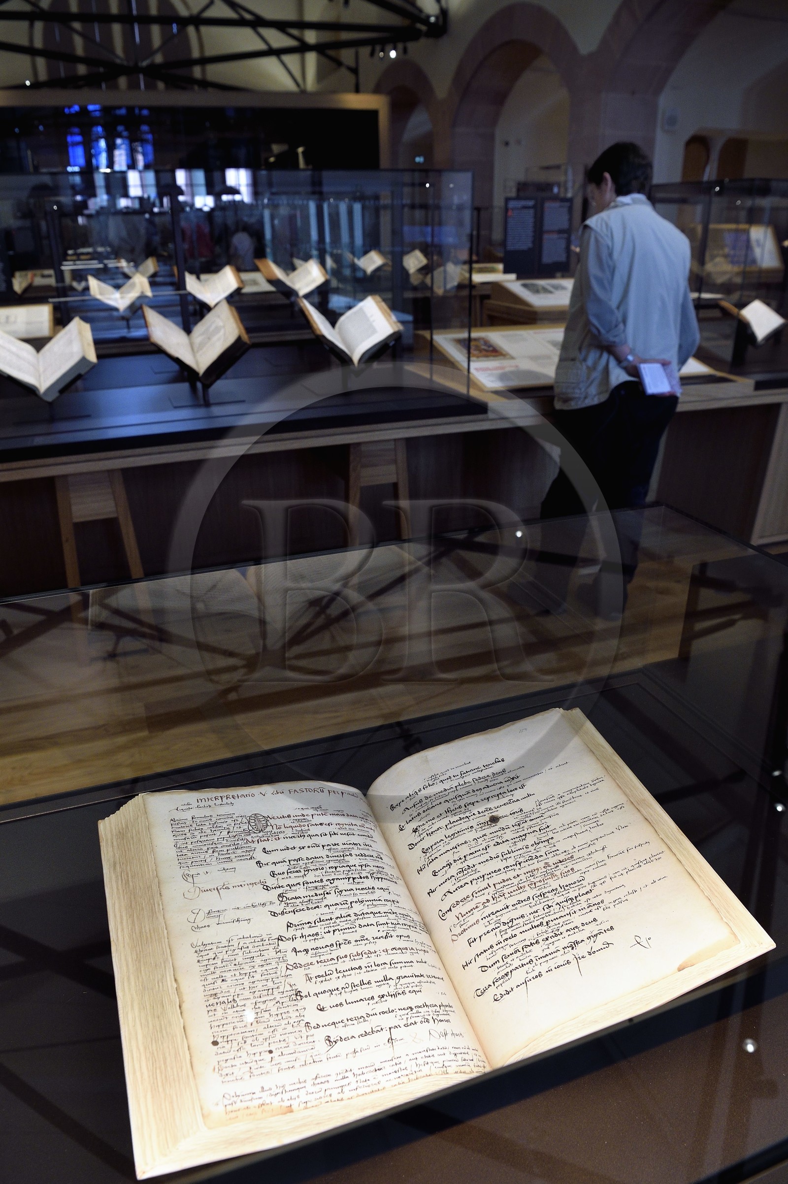 France, Bas-Rhin (67), Selestat, la Bibliothèque humaniste réaménagée par l'architecte Rudy Ricciotti, provenant à l'origine de la bibliothèque personnelle de Beatus Rhenanus (1485-1547), Cahier d'écolier de Beatus Rhenanus, élève à l'école latine de Sélestat (1498-1499) Textes, dessins et commentaires de la main de l'élève, âgé de 13 ans France, Bas-Rhin (67), Selestat, la Bibliothèque humaniste réaménagée par l'architecte Rudy Ricciotti, provenant à l'origine de la bibliothèque personnelle de Beatus Rhenanus (1485-1547), Cahier d'écolier de Beatus Rhenanus, élève à l'école latine de Sélestat (1498-1499) Textes, dessins et commentaires de la main de l'élève, âgé de 13 ans
