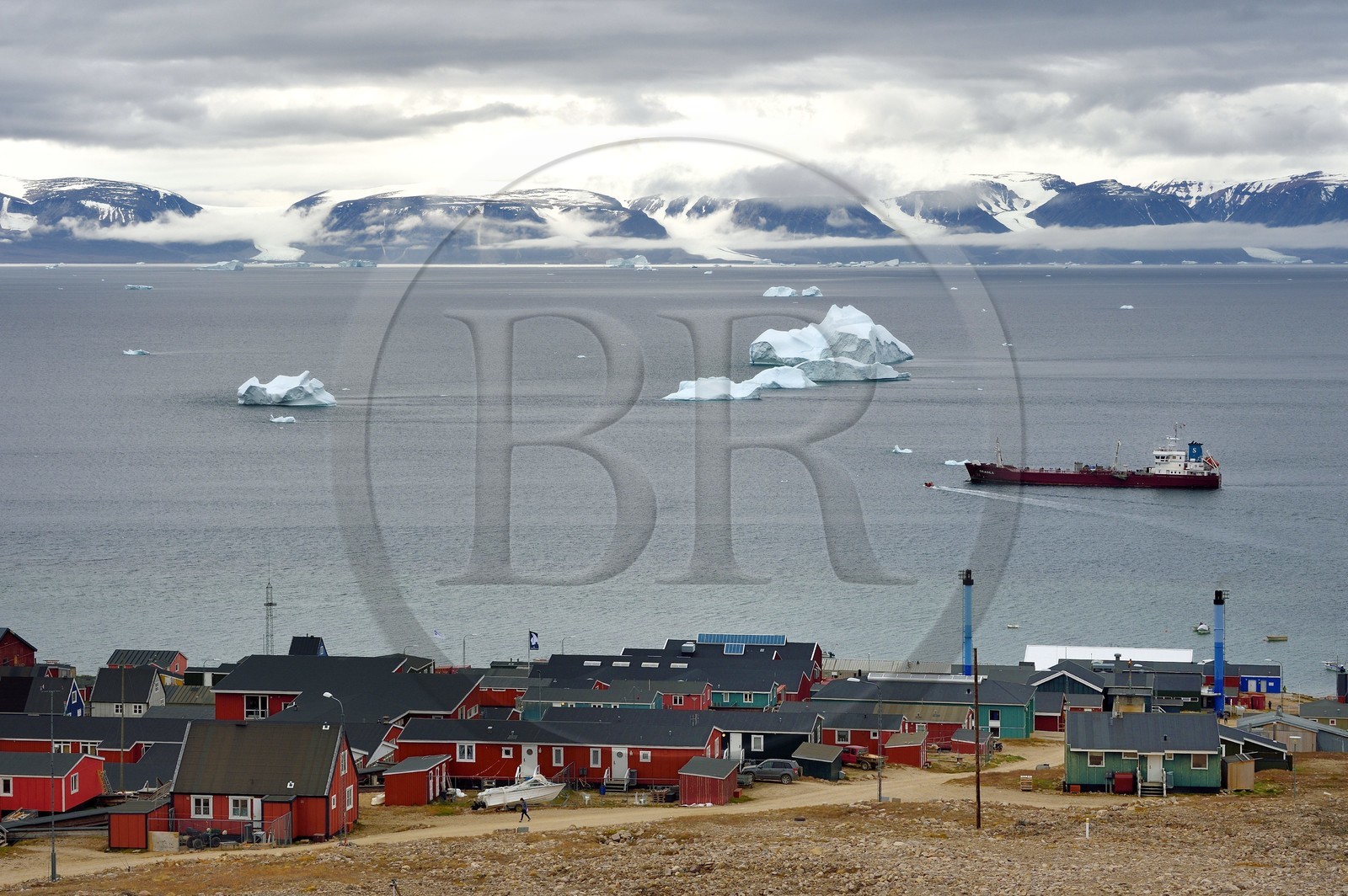 Groenland, cote Nord-Ouest, mer de Baffin, pétrolier devant la ville de Qaanaaq ou Nouvelle Thule