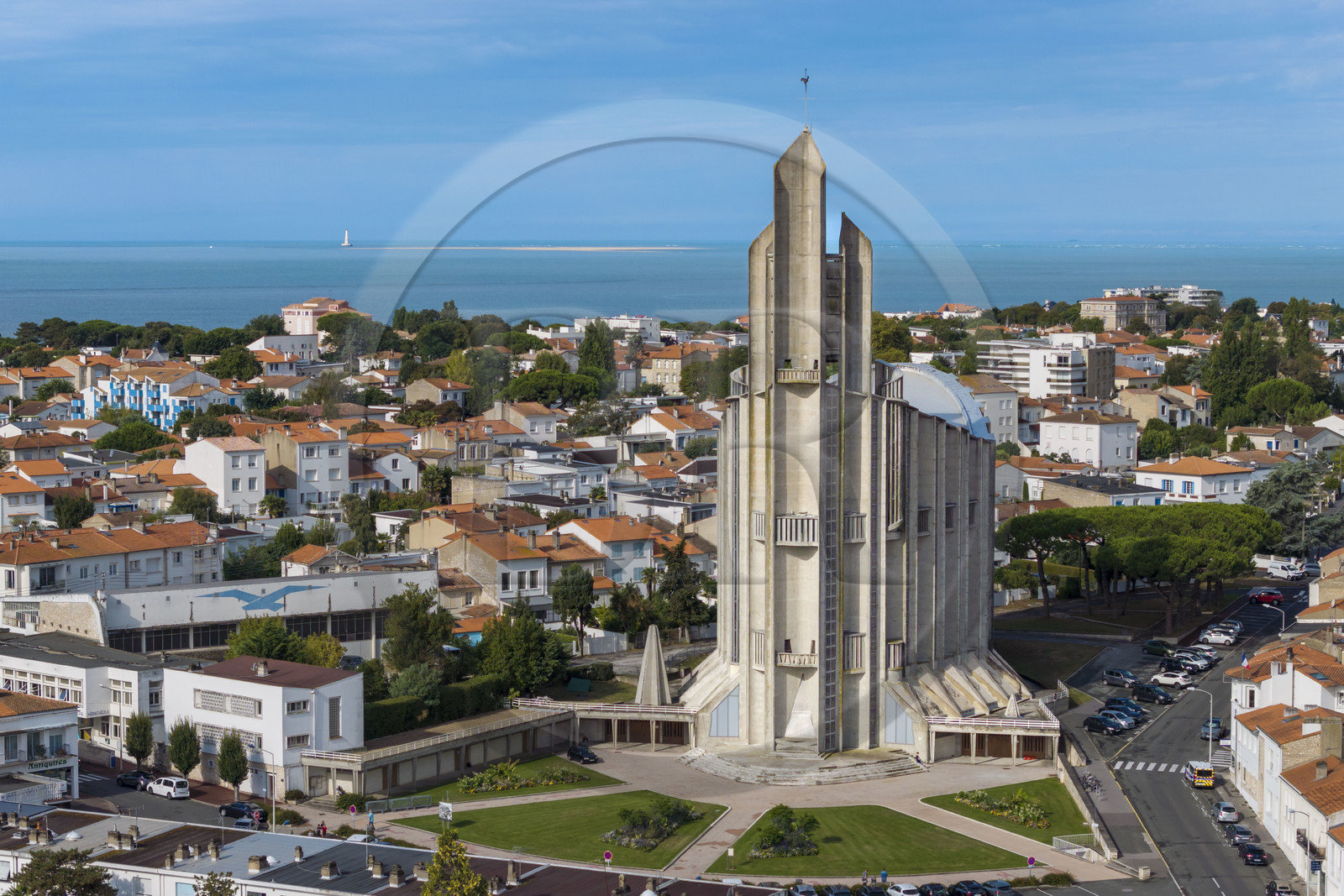 France, Charente-Maritime (17), Royan, église Notre-Dame de Royan construite de 1955 à 1958 par l'architecte Guillaume Gillet (Grand Prix de Rome) (vue aérienne)