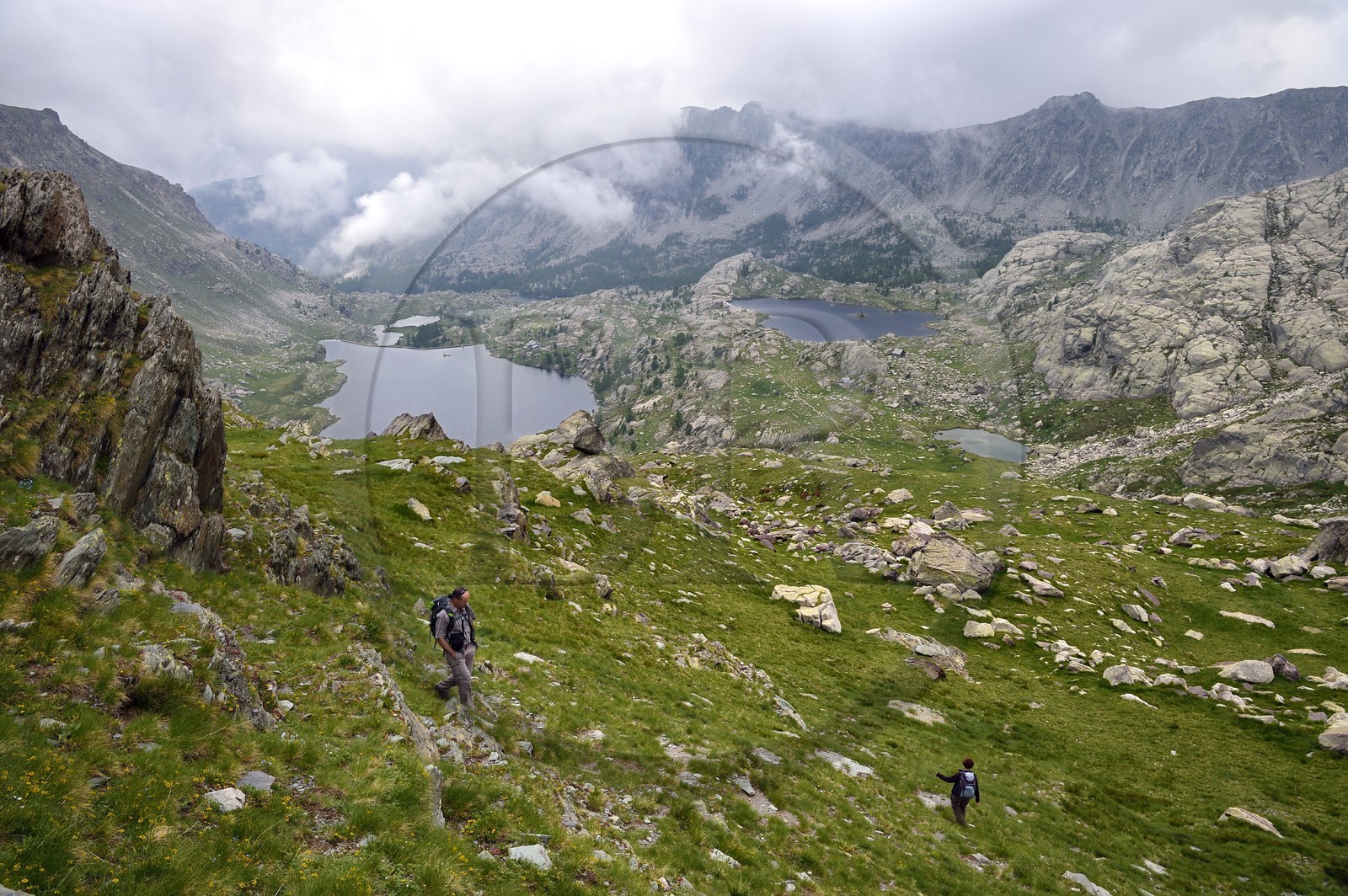 France, Alpes-Maritimes (06), parc national du Mercantour, la Vallée des Merveilles parsemée de milliers de gravures rupestres de l'Age de bronze, le lac Long à gauche et le lac Fourcat à droite