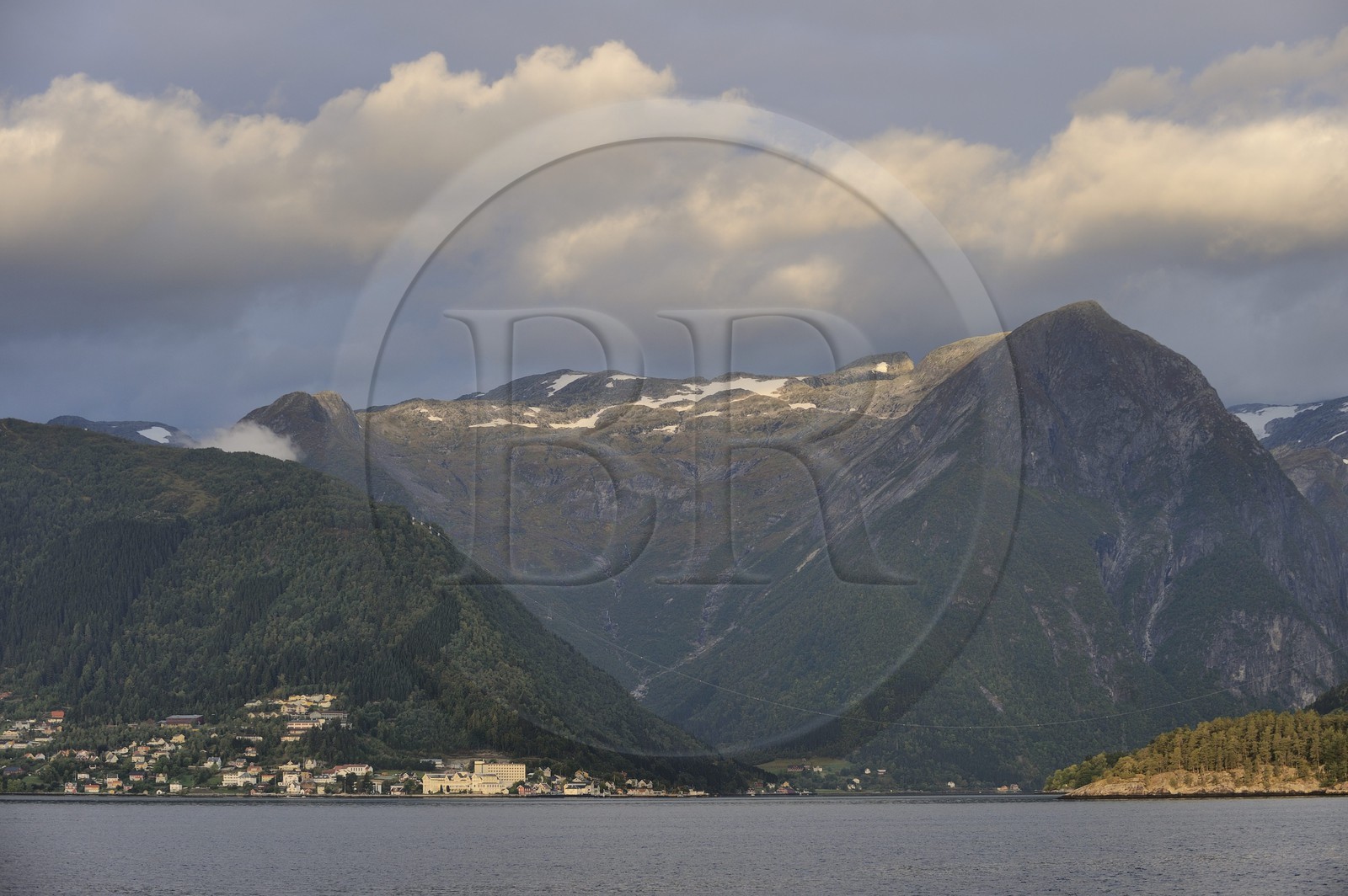 Norvège, comté de Sogn Og Fjordane, le sognefjorden à Balestrand, l'Hôtel Kvikne de style suisse