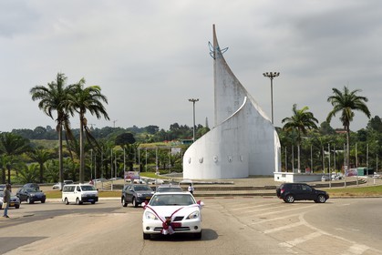 Gabon, Libreville, sculpture de la Colombe de la Paix sur la place de la Paix au bout du boulevard Triomphal El Hadj Omar Bongo
