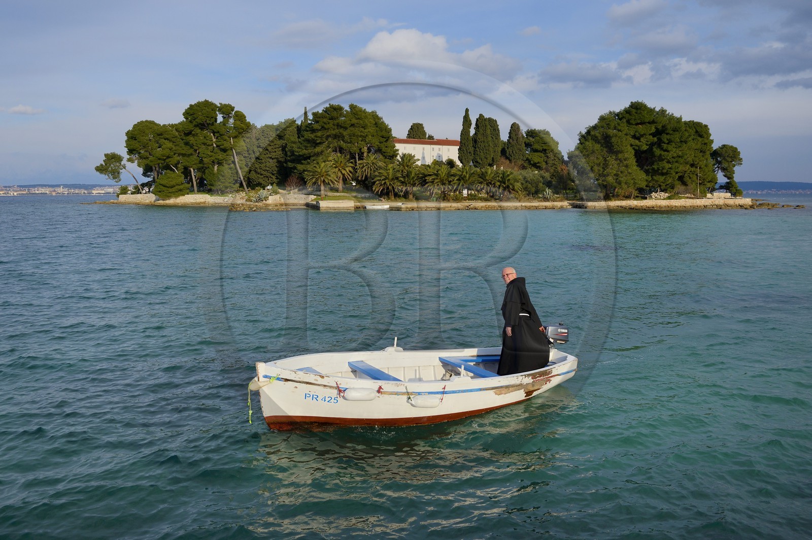 Croatie, Dalmatie, côte dalmate, Ile d’Ugljan, Preko, le frère franciscain Bozo Susic quittant le Monastère Franciscain de l'îlot Galovac sur sa barque Croatie, Dalmatie, côte dalmate, Ile d’Ugljan, Preko, le frère franciscain Bozo Susic quittant le Monastère Franciscain de l'îlot Galovac sur sa barque
