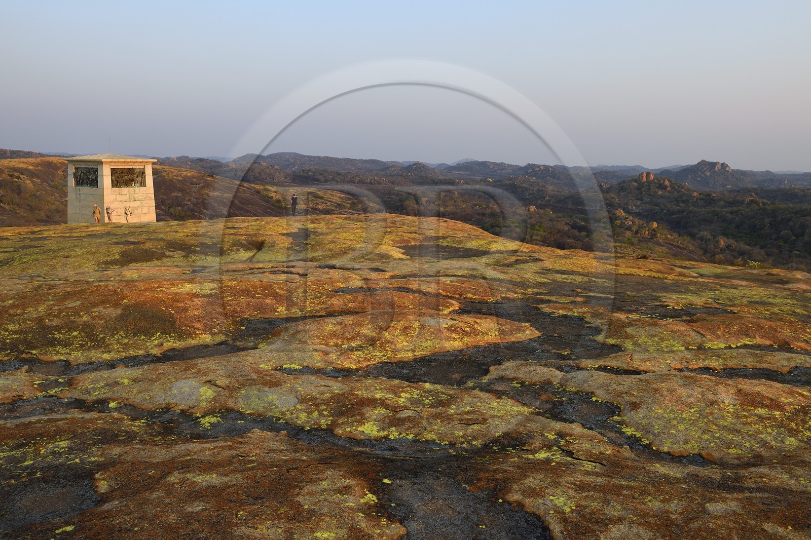 Zimbabwe, province de Matabeleland méridional, Matobo ou Matopos Hills National Park, classé Patrimoine Mondial de l'UNESCO, formations rocheuses sur la colline de Malindidzimu (demeure des esprits bienveillants) au sommet de View of the World où est enterré Cecil Rhodes, the Shangani River Memorial pays tribute to Allan Wilson and his soldiers who were wiped out by General Mtjaan and his 30,000 Ndebele warriors when attempting to take over the territory