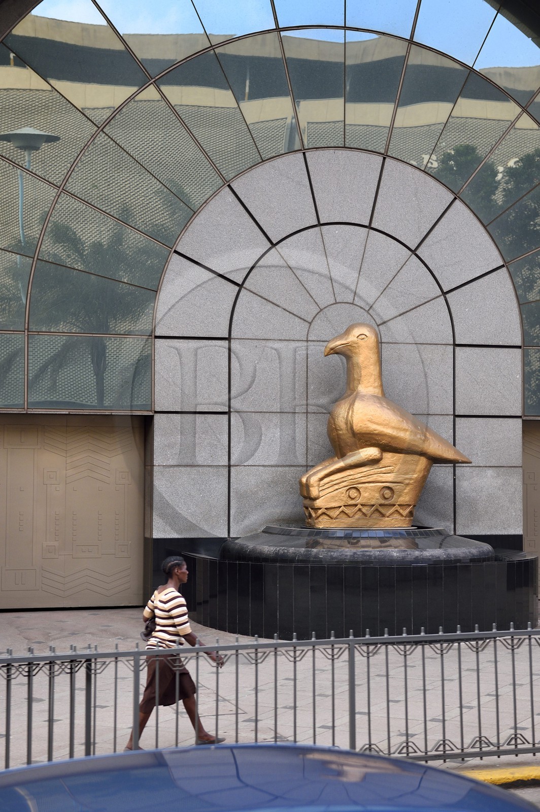 Zimbabwe, Harare, Samora Machel Avenue dans le centre ville, la sculpture de l’Oiseau du Zimbabwe devant l'immeuble de la Reserve Bank of Zimbabwe