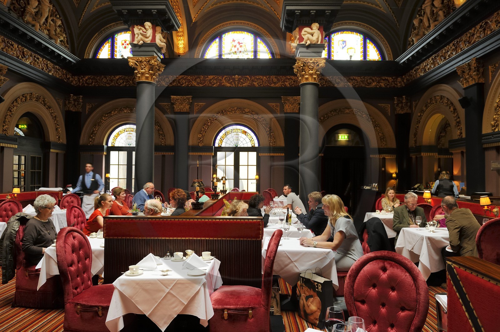 Royaume-Uni, Irlande du Nord, Belfast, la salle de restaurant du Merchant Hotel dans le Grand Hall d'une ancienne banque Royaume-Uni, Irlande du Nord, Belfast, la salle de restaurant du Merchant Hotel dans le Grand Hall d'une ancienne banque