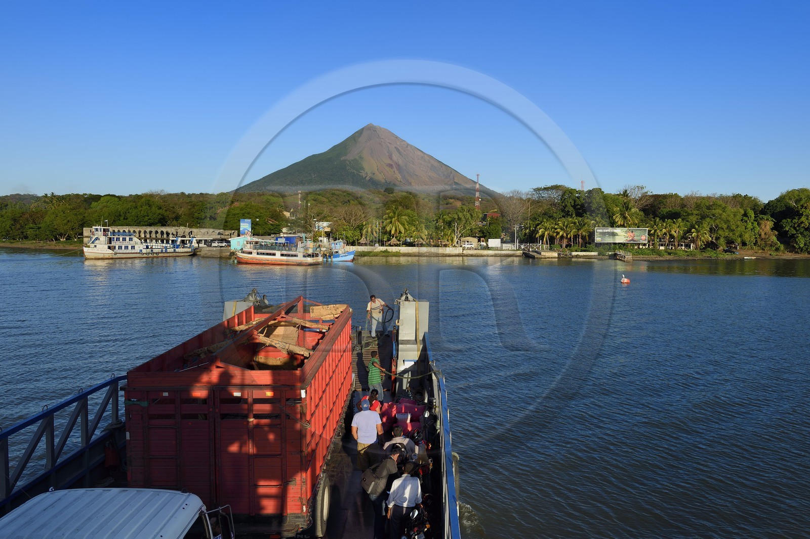 Nicaragua, Ile d'Ometepe sur le lac Nicaragua, arrivée du ferry au port de Moyagalpa avec en fond le volcan Conception (1610 m) toujours en activité