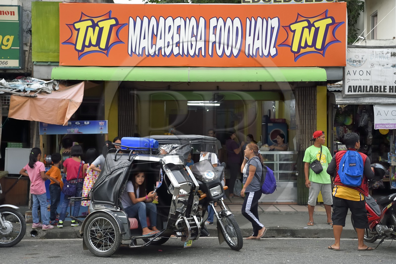 Philippines, province de Nueva Ecija, Bambang, tricycle moto-taxi dans la rue principale