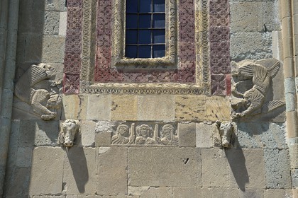 Géorgie, Mtskheta Mtianeti region, Mtskheta, la cathédrale Svetitskhoveli, classée Patrimoine Mondial de l'UNESCO, bas-reliefs de la façade orientale