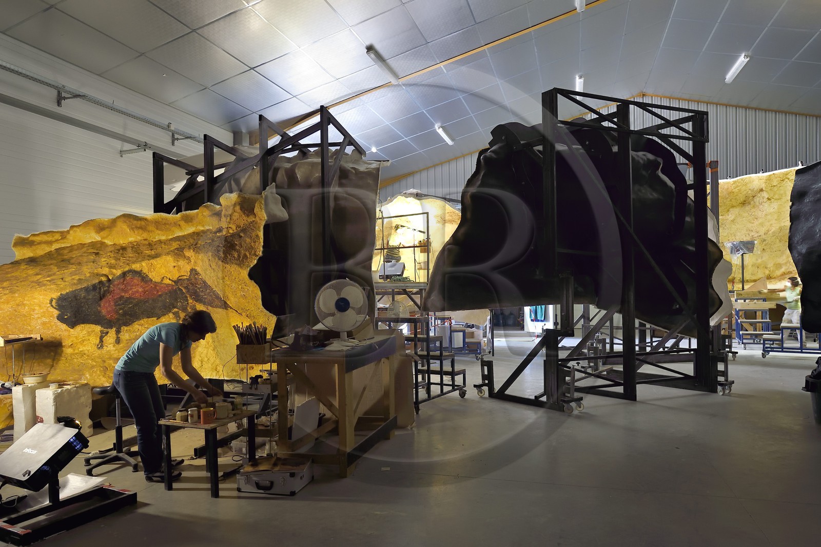 France, Dordogne (24), Montignac, l’Atelier des Fac-Similés du Périgord (AFSP) spécialisé dans la reproduction minérale de parois ornées de la préhistoire et en charge de la reconstitution fidèle des parois de la grotte de Lascaux, reproductions des peintures, mention obligatoire Atelier des Fac-Similés du Périgord