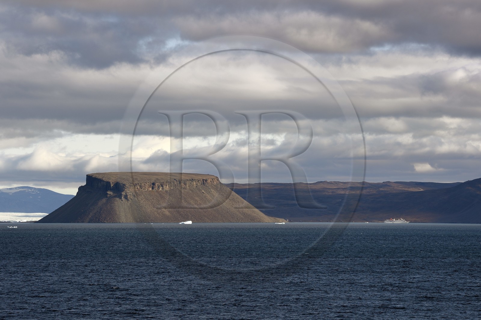 Groenland, cote ouest, Baie de North Star, Wolstenholme fjord, la montagne tabulaire de Dundas (Thulé)