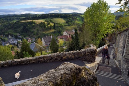France, Cantal (15), Saint-Flour, accès à la ville haute par la Main de Saint-Flour, légende du passage entre les roches de Florus, le chemin des chèvres ou montée Saint-Roch permet de relier à pied la ville haute aux anciens faubourgs de la ville