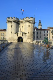 France, Meuse (55), Verdun, Porte Chaussée du XVe siècle, entrée officielle de la cité depuis sa construction, tour défensive du grand rempart qui encerclait la ville au moyen-âge vue depuis la Place de la Nation et le pont sur la Meuse