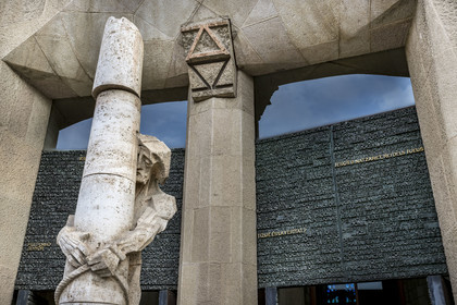 Espagne, Catalogne, Barcelone, quartier de l'Eixample, basilique de la Sagrada Familia de l'architecte du modernisme catalan Antoni Gaudi classée Patrimoine Mondial de l'UNESCO, la façade de la passion dont les sculptures ont été réalisées par Josep Maria Subirachs, la Flagellation