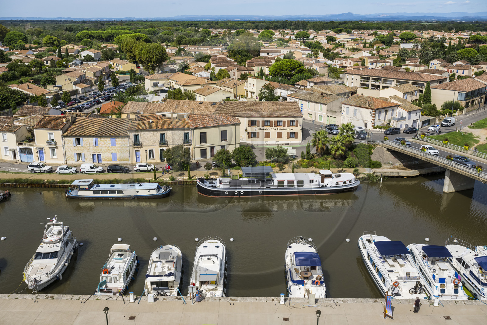 France, Gard (30), Aigues-Mortes, le port du canal du Rhône à Sète au pied des remparts de la vieille ville
