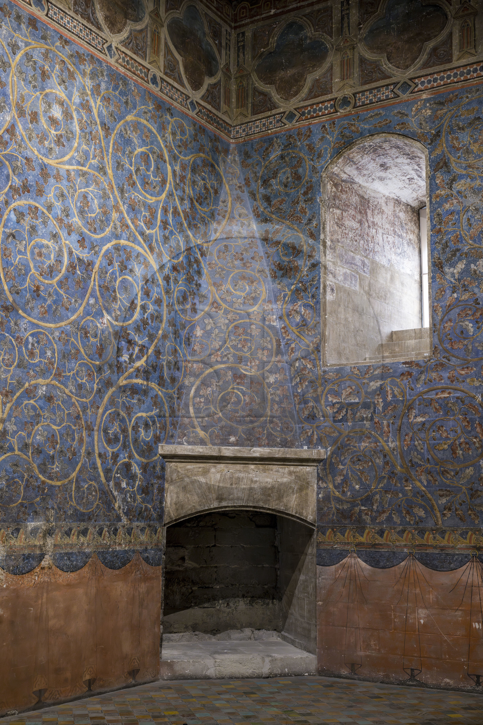 France, Vaucluse (84), Avignon, Palais des Papes classé Patrimoine mondial de l'UNESCO, la tour des Anges ou tour du pape, chambre du Pape, un espace végétal à deux dimensions fait de rinceaux de vigne et de chêne, parsemés d’oiseaux et d’écureuils, orne les murs sur un fond bleu ciel