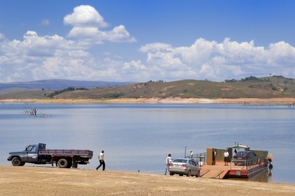 Brésil, Etat du Minas Gerais, région de Carrancas au sud de Sao Joao del Rei, bac de traversé du  Rio Grande  (Route de l'or, Estrada Real)