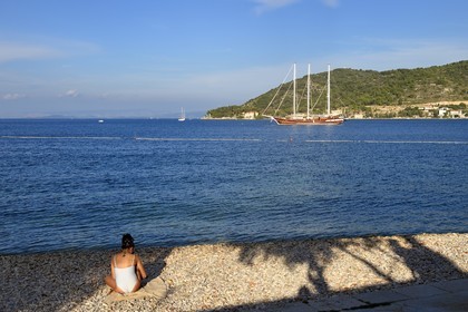 Croatie, Dalmatie, cote dalmate, Ile de Vis, la baie à l'entrée du village de Vis