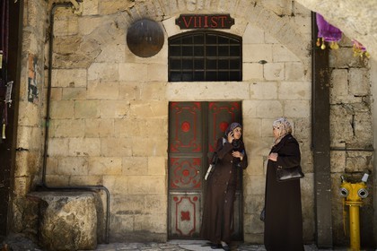 Israel, Jérusalem, ville sainte, vieille-ville classée Patrimoine Mondial de l'UNESCO, la Station VII de la Via Dolorosa (Chemin de Croix)  au croisement de la rue du Marché (souk Khan El-Zeit) dans le quartier musulman
