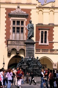 Pologne, région de la Petite-Pologne, Cracovie, vieille ville (Stare Miasto), la Halle aux Draps (Sukiennice) sur la place du Marché et la statue d'Adam Mickiewicz