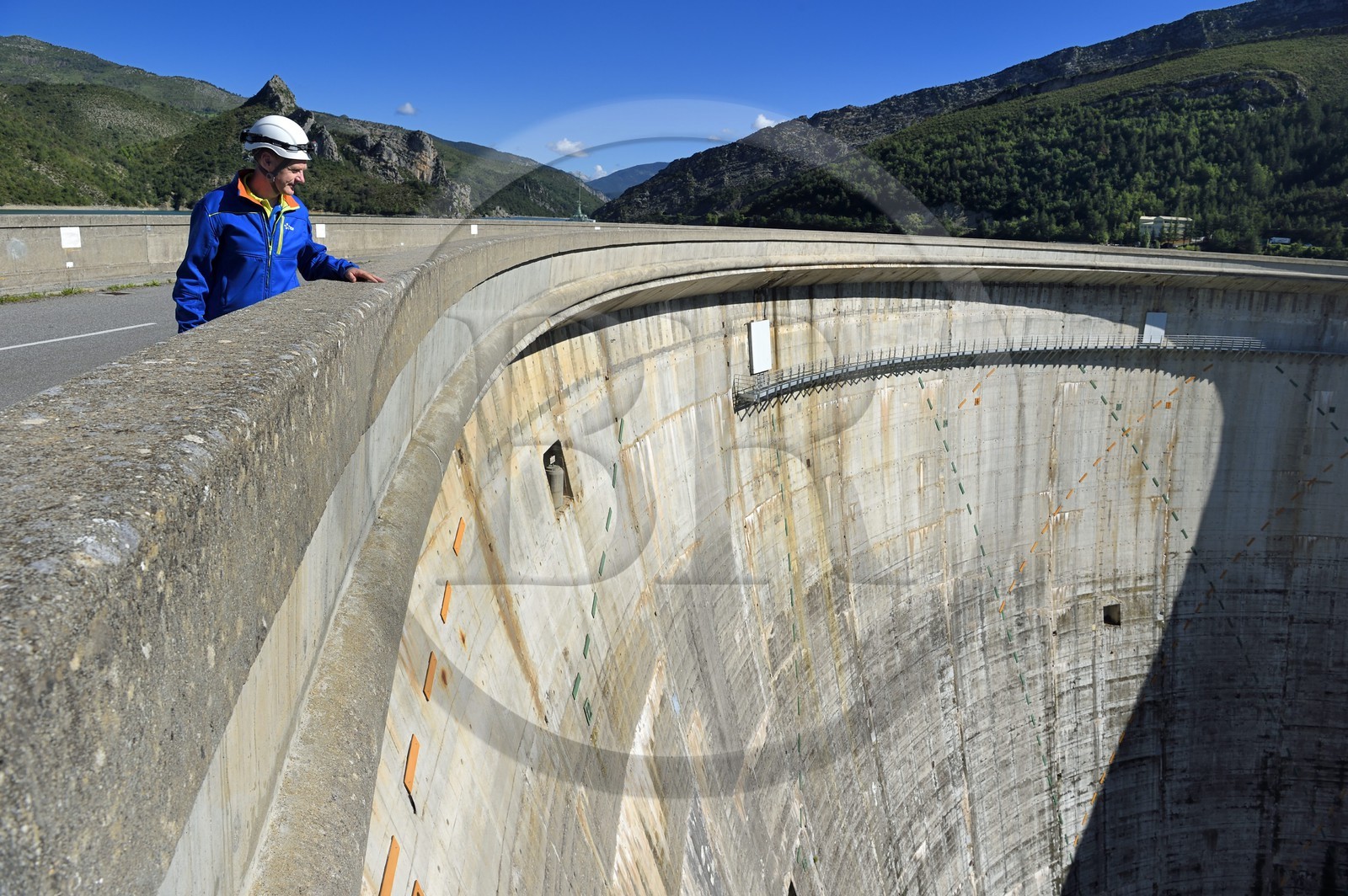 France, Alpes-de-Haute-Provence (04), barrage du lac de Castillon qui retient les eaux du Verdon, Jean-Claude Bonaïti chef d’exploitation du barrage EDF de Castillon