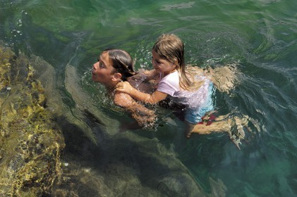 Brazil, Rio de Janeiro State, Paraty, Catimbau island, Thomas Campers with his younger sister
