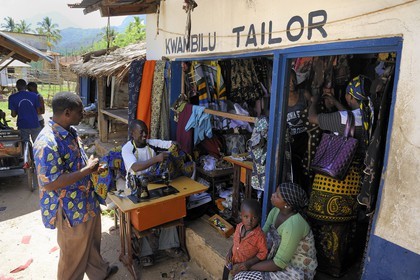 Tanzanie, région de Morogoro, les Monts Uluguru, village de Matombo, boutique du couturier