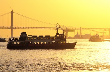 Portugal, Lisbonne, ferry reliant la ville aux banlieues de la rive opposée du Tage et le pont du 25 avril
