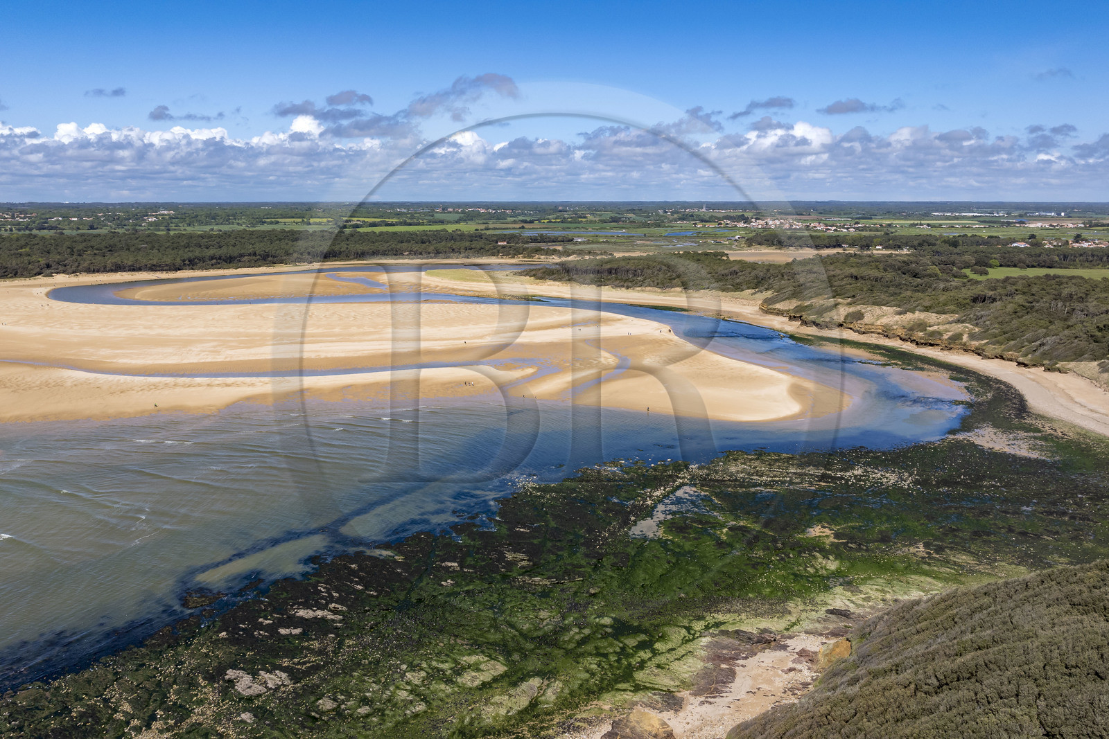 France, Vendée (85), Jard-sur-Mer, la Pointe du Payré, la plage du Veillon et estuaire de la rivière Payré (vue aérienne)