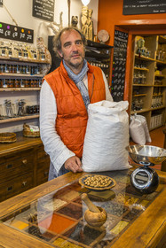 France, Cotes d'Armor, Paimpol, Christophe Lemaire du magasin d'épices La Cale Aux Epices rue des Huit Patriotes