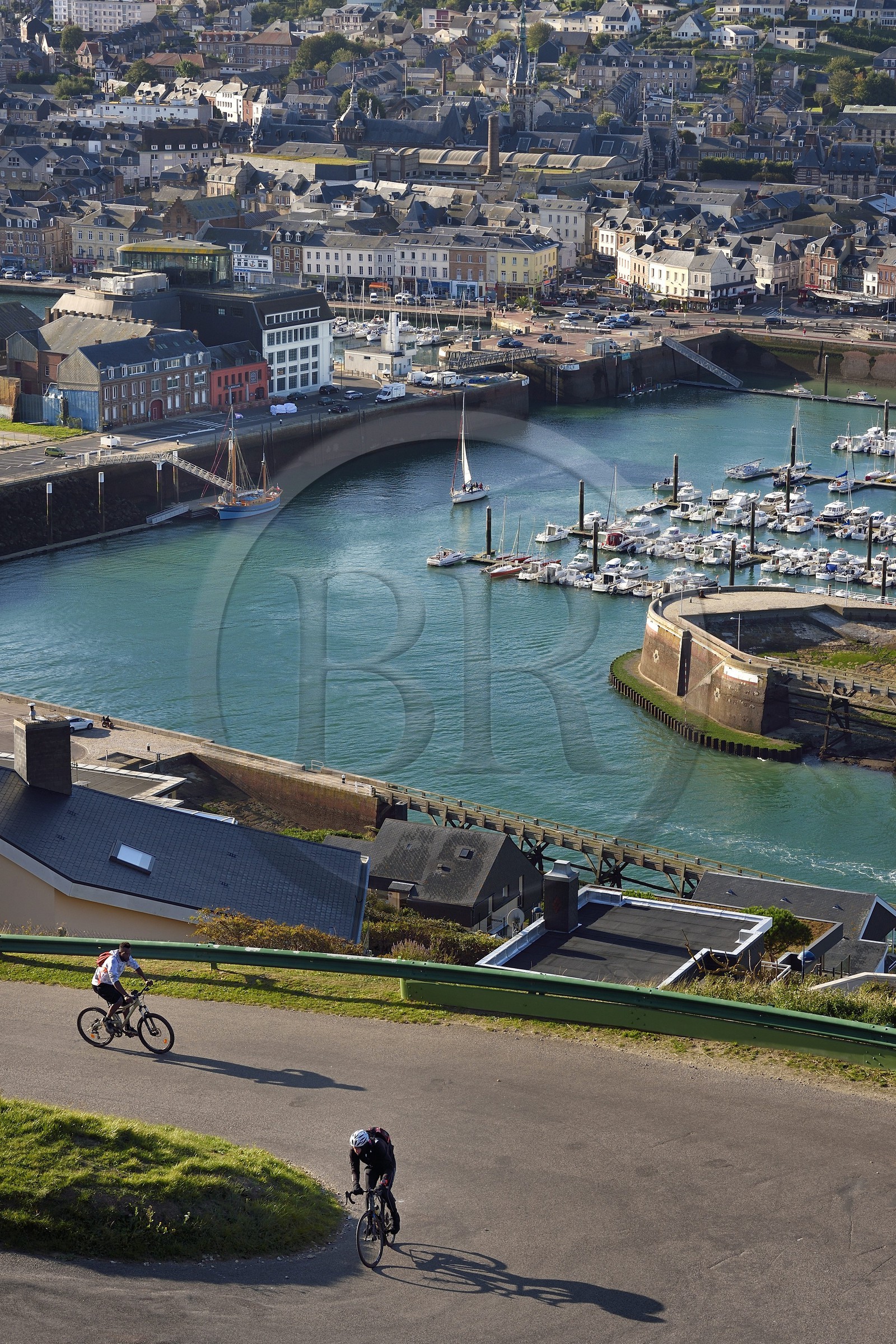 France, Seine-Maritime (76), Pays de Caux, Côte d'Albâtre, cyclistes grimpant le Cap Fagnet et Les Pêcheries - Musée de Fécamp dans le port en arrière plan