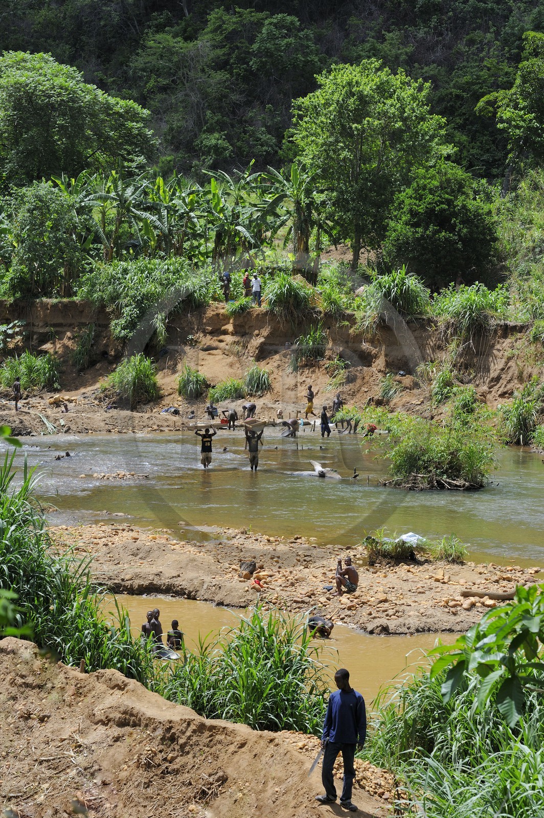 Tanzanie, région de Morogoro, les Monts Uluguru, prospecteurs d' Or sur la rivière Ruvu Tanzanie, région de Morogoro, les Monts Uluguru, prospecteurs d' Or sur la rivière Ruvu