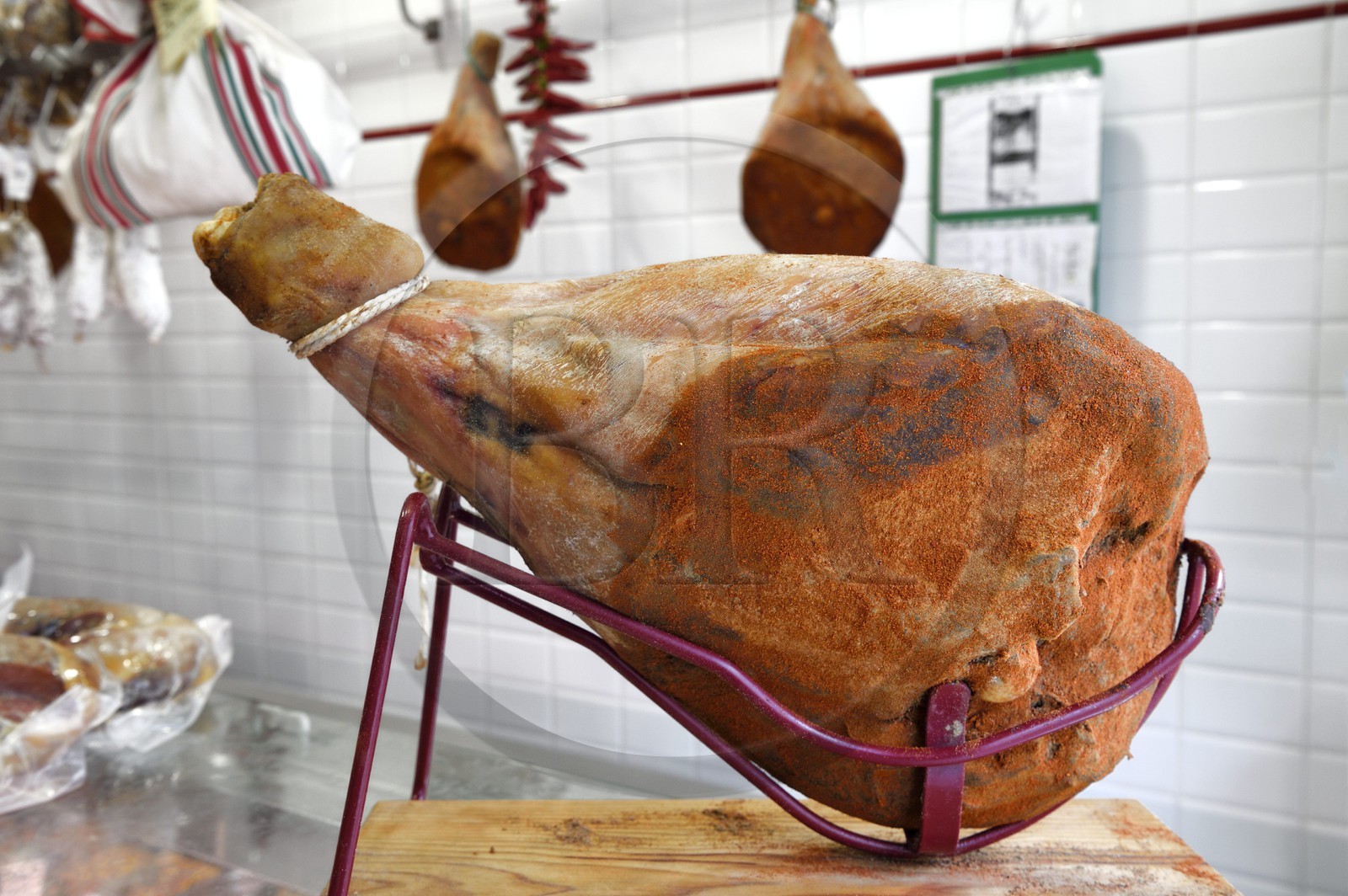 France, Pyrénées-Atlantiques (64), Pays-Basque, Espelette, boucherie Accoceberry, jambonentier avec os frotté au piment d'Espelette