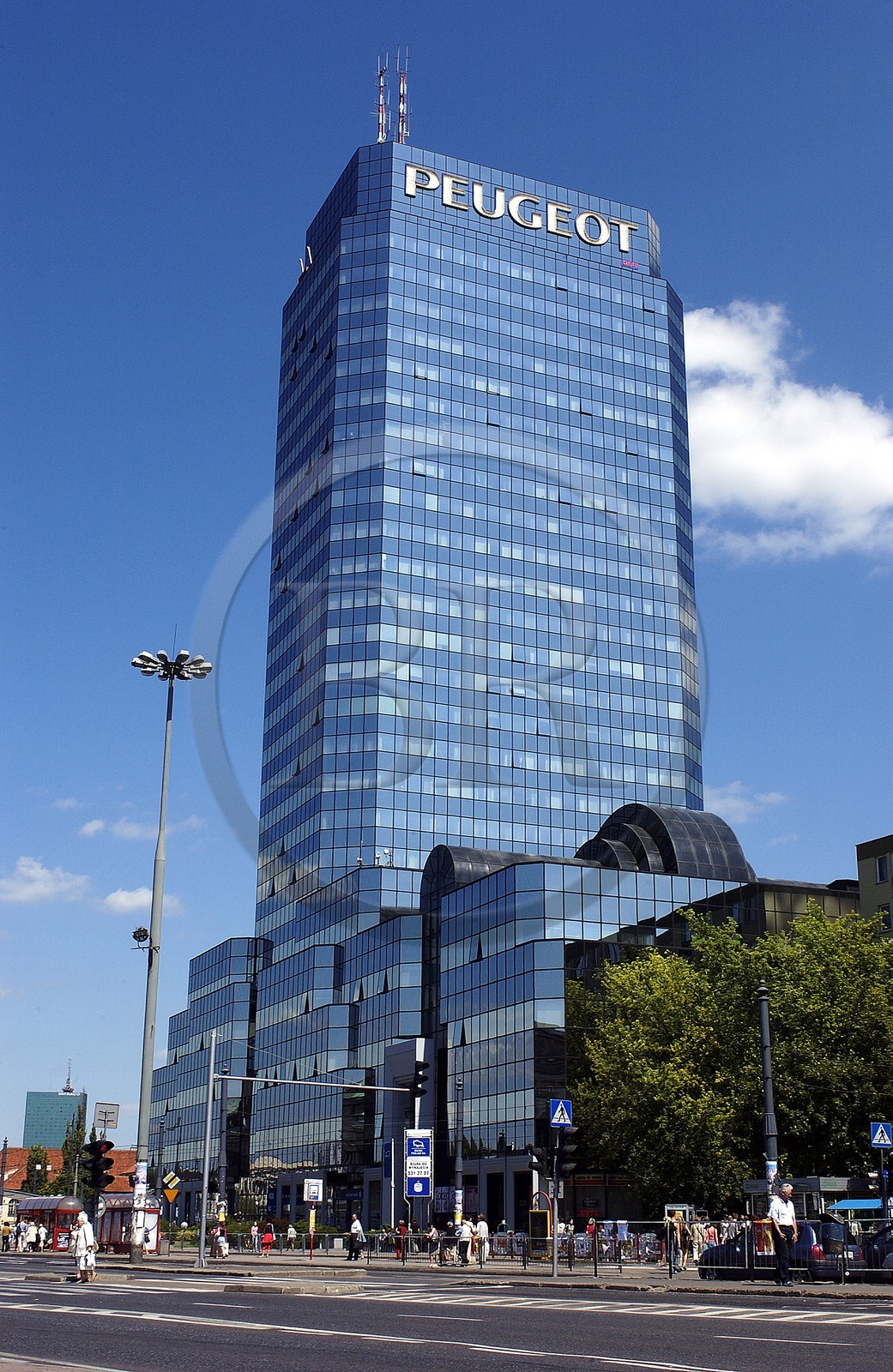Pologne, Varsovie, le gratte-ciel bleu (tour Peugeot) place de la Banque à l'emplacement de l'ancienne grande synagogue
