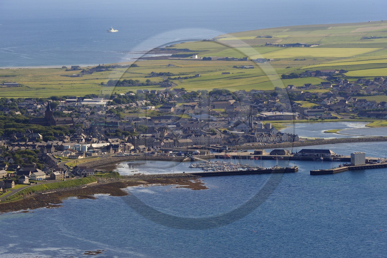 Royaume-Uni, Ecosse, Iles Orcades, Ile de Mainland, la capitale Kirkwall (vue aérienne)