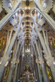 Espagne, Catalogne, Barcelone, quartier de l'Eixample, basilique de la Sagrada Familia de l'architecte du modernisme catalan Antoni Gaudi classée Patrimoine Mondial de l'UNESCO, le chœur, le ciborium, la coupole et la voute de la Nef en haut vus depuis la facade de la Gloire