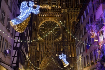 France, Bas-Rhin (67), Strasbourg, vieille ville classée au Patrimoine Mondial de l'UNESCO, anges en décorations de Noël dans la rue Mercière et Cathédrale Notre-Dame