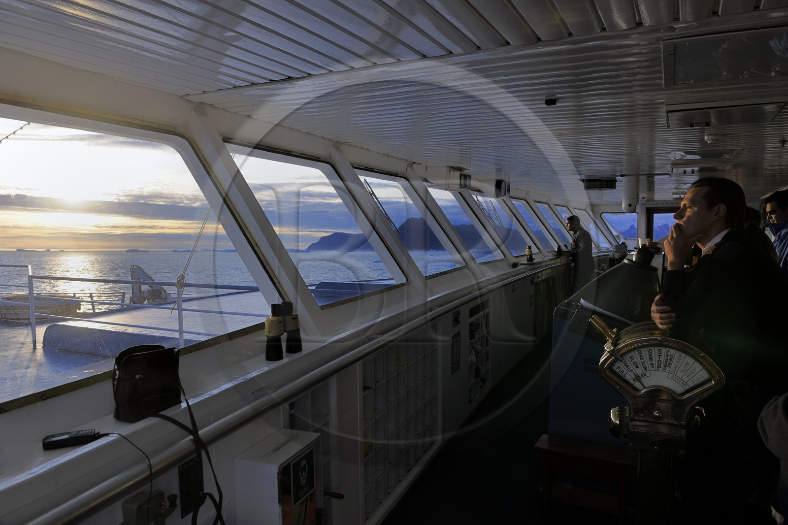 Groenland, fjord de Nanortalik, le bateau de croisière le Princess Danané progressant entre les icebergs