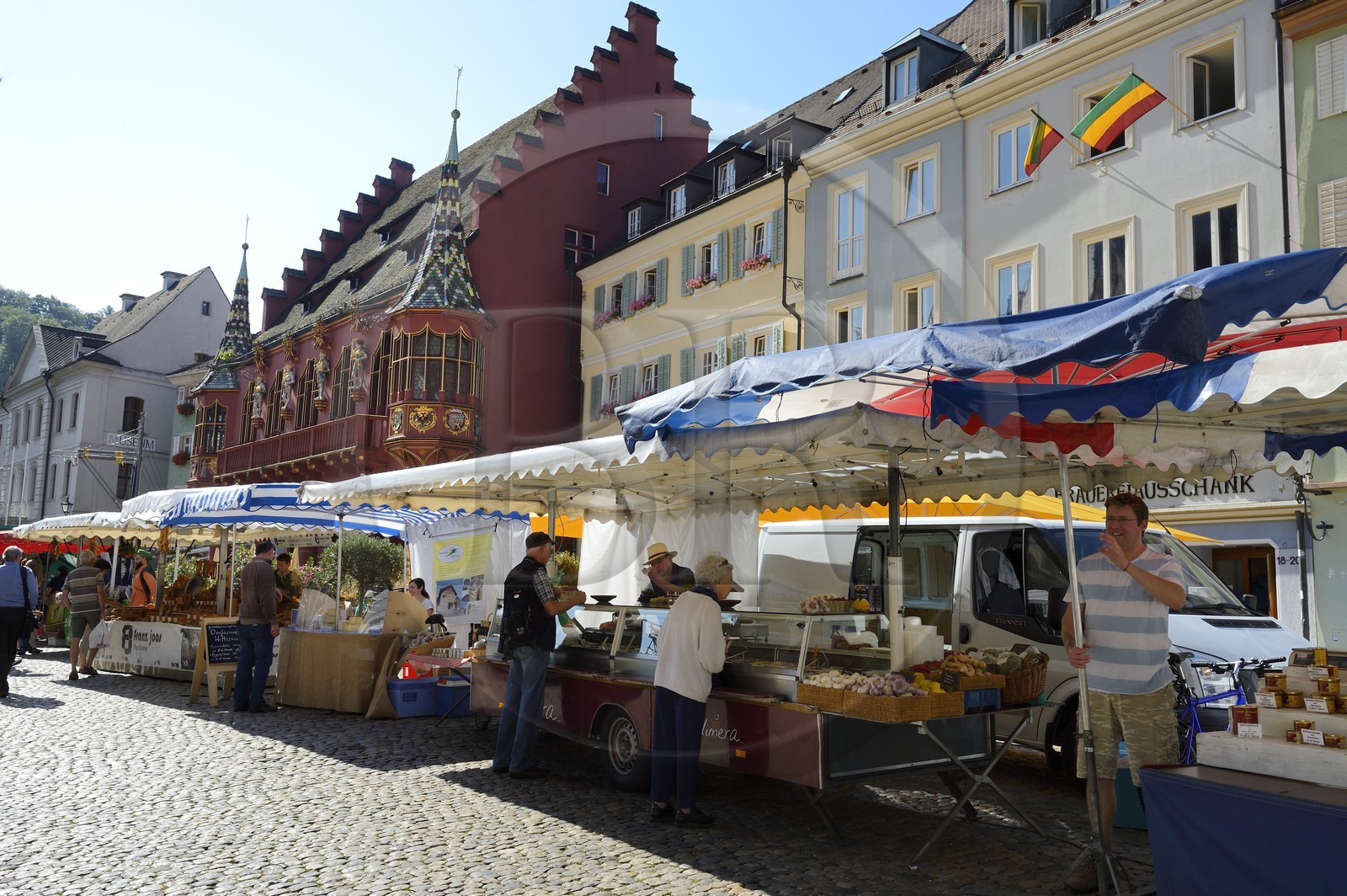 Allemagne, Bade-Wurtemberg, Fribourg en Brisgau, jour de marché sur la Munsterplatz, la Maison historique des marchands du début du XVIème siècle en arrière plan