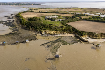 France, Charente-Maritime (17), Port-des-Barques, Ile Madame, le fort construit en 1703, le Puits des Insurgés et des cabanes sur pilotis appelées carrelets à marée montante (vue aérienne)