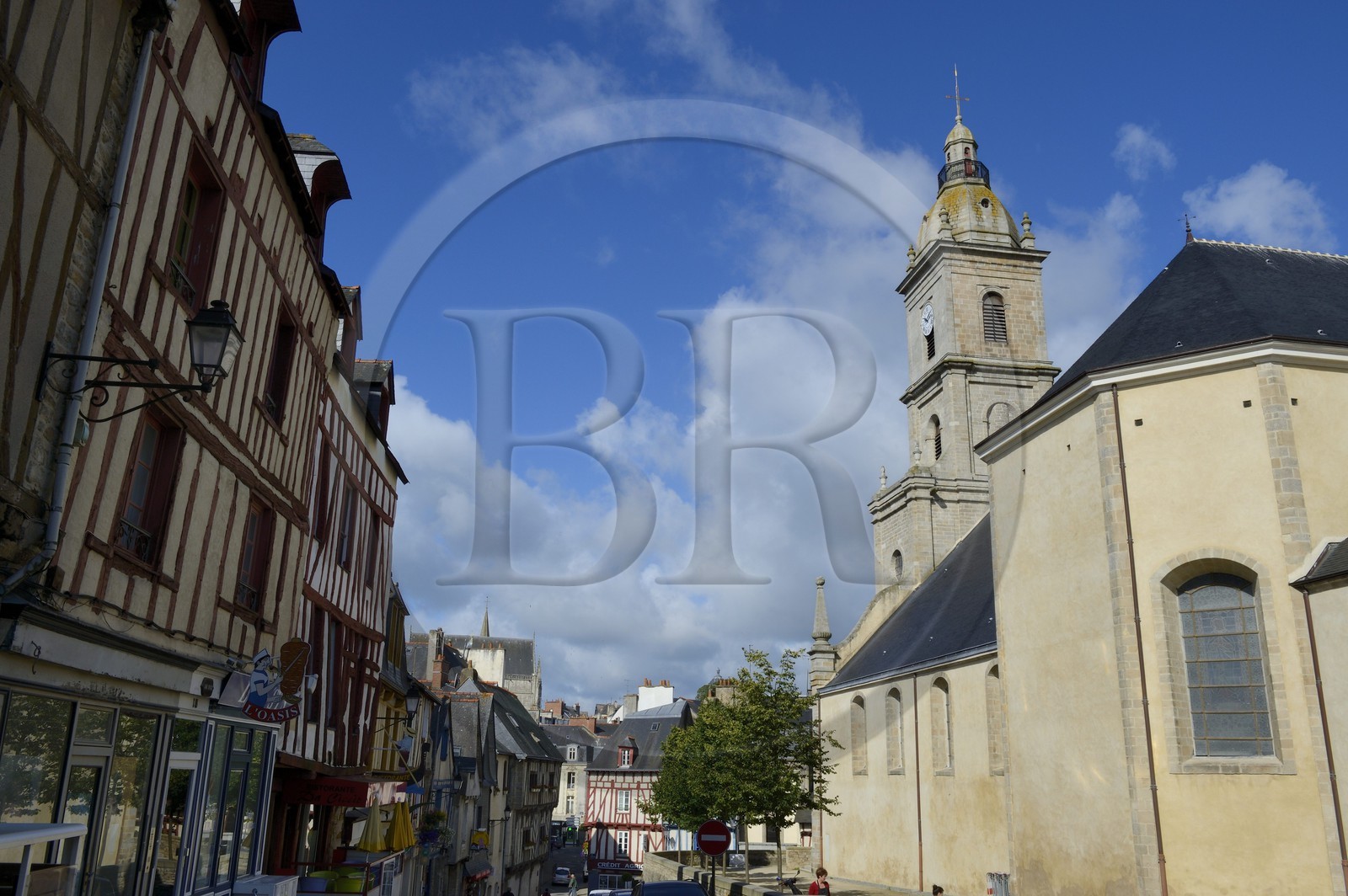 France, Morbihan (56), Golfe du Morbihan, Vannes, église Saint Patern vue depuis le haut de la rue Saint Patern France, Morbihan (56), Golfe du Morbihan, Vannes, église Saint Patern vue depuis le haut de la rue Saint Patern